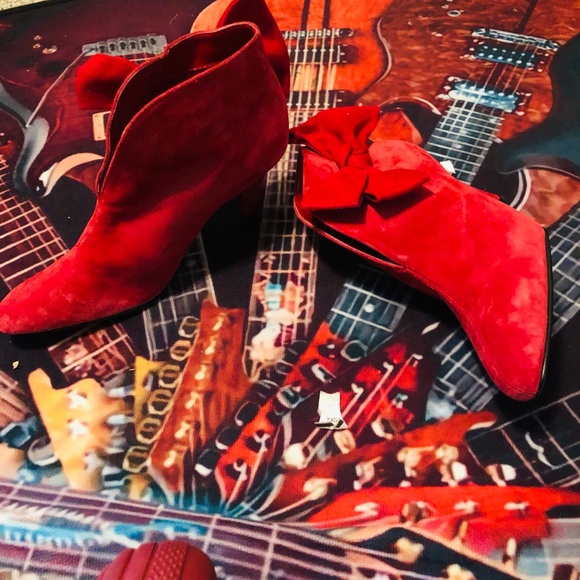 Fabulous Bijou Red Suede Bow Heels! - Picture 5 of 14